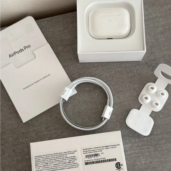 Apple AirPods Pro in White - Picture 4 of 6